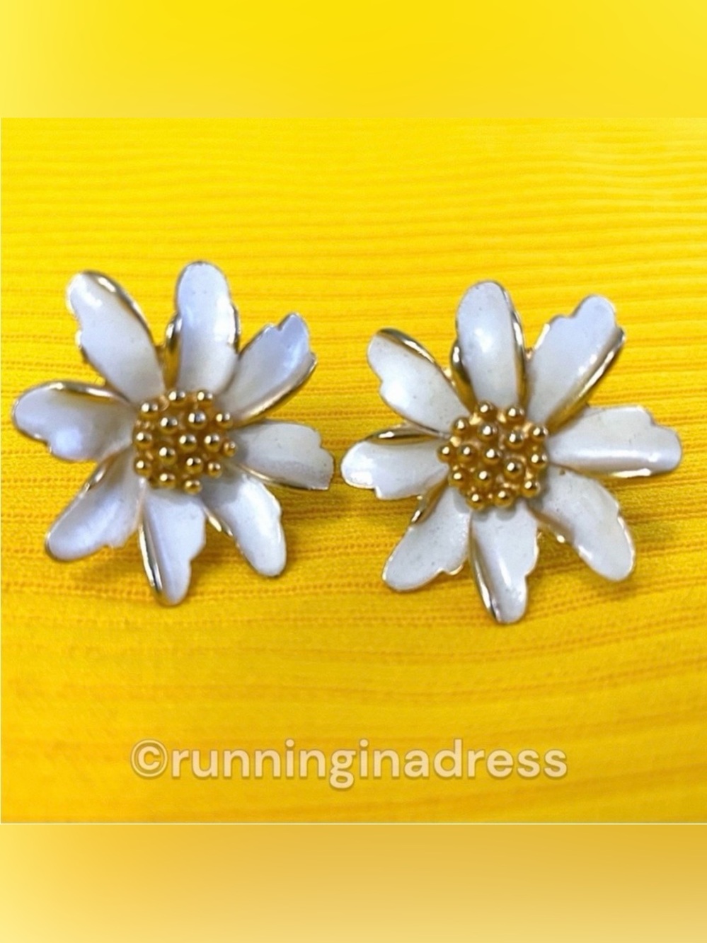 Vintage Marvella White Enamel Daisy Clip On Earrings 1960s Mod Flower Power
